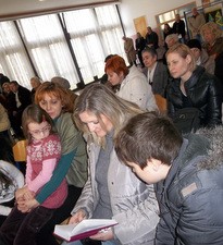 Djeca i roditelji u molitvi na Trnjanskoj Savici